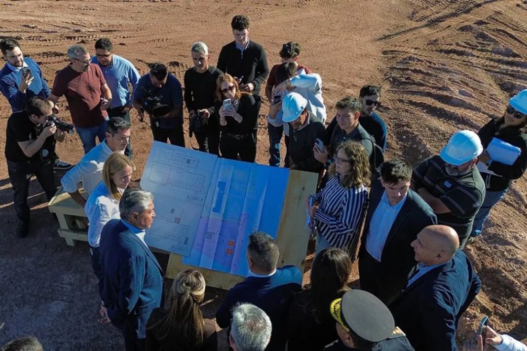 Autoridades provinciales en el acto de inicio de obra del nuevo pabellón en la Unidad 22 de Cutral Co, Neuquén.