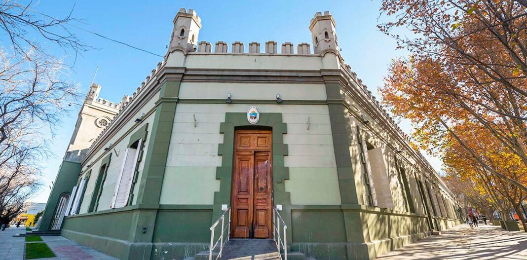 Ilustración de un sobre de pago y ropa de trabajo, representando la compensación abonada por la provincia de Neuquén.