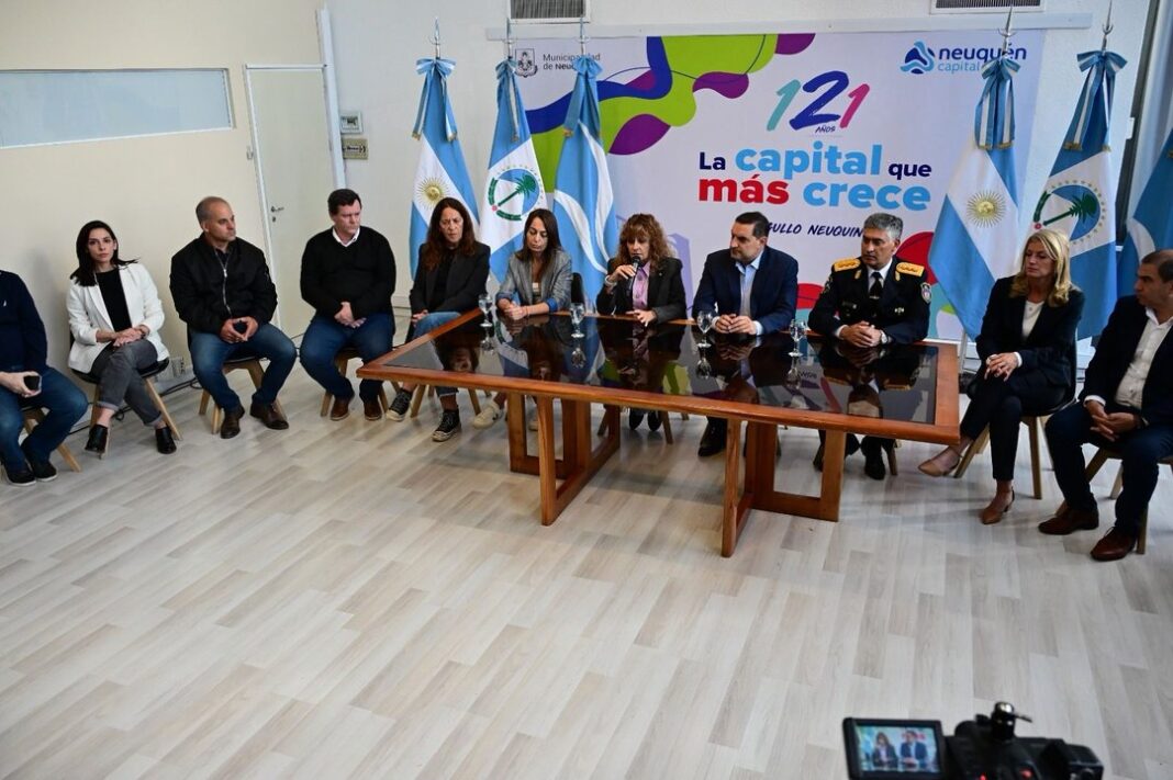 Imagen referencial de un semáforo en una intersección de la ciudad de Neuquén.