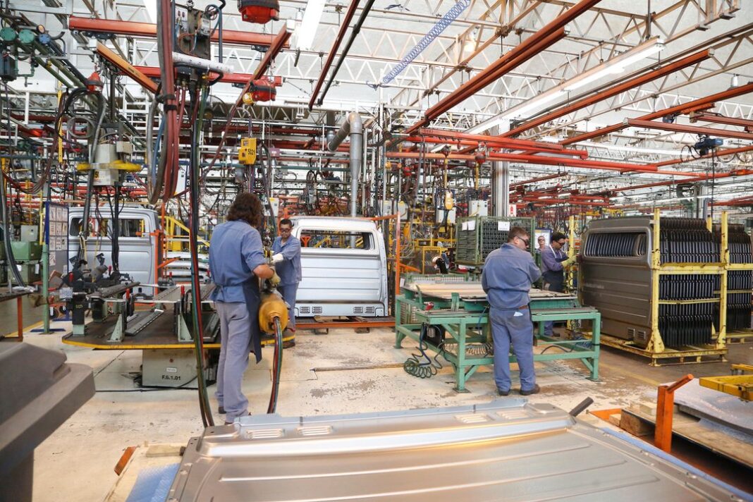 Mapa de la Patagonia argentina con gráficos de empleo destacando Neuquén y Río Negro