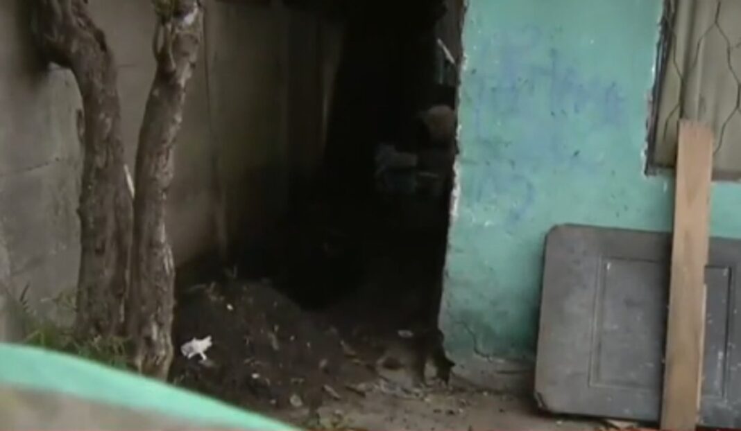 Operativo policial en una vivienda de Claypole tras el hallazgo del cuerpo.