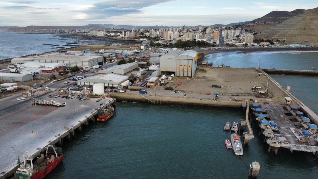Vista aérea de las obras de recuperación del Astillero de Comodoro Rivadavia.