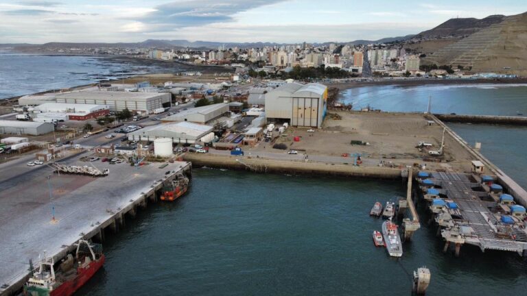 Vista aérea de las obras de recuperación del Astillero de Comodoro Rivadavia.