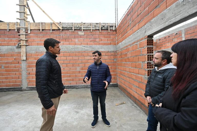 Gobernador Ignacio Torres recorriendo la obra del nuevo Hospital Rural de Epuyén