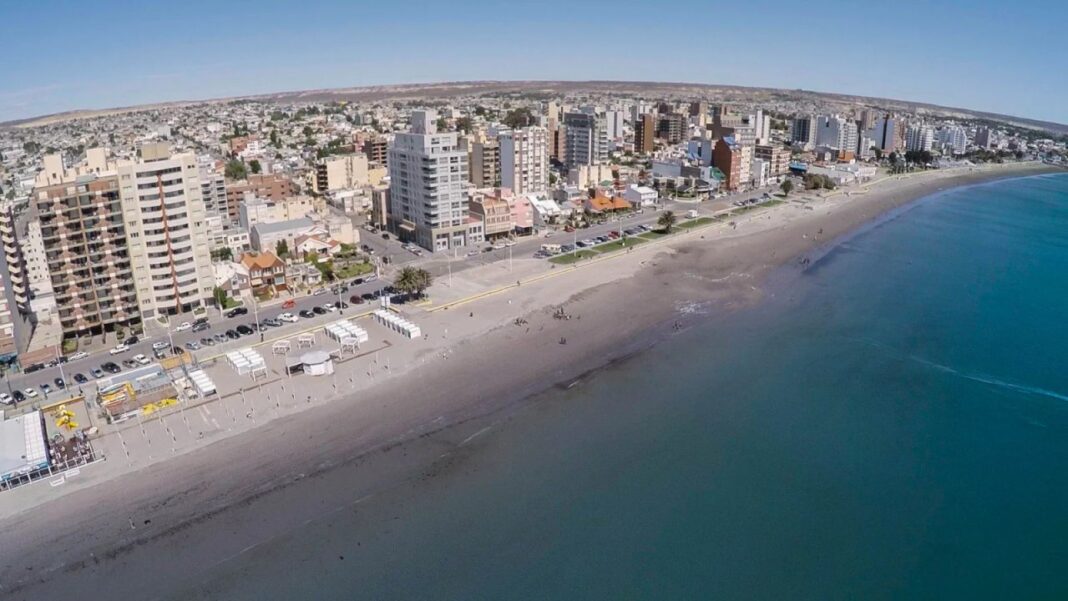 Mapa de Argentina destacando las ciudades de Puerto Madryn y Comodoro Rivadavia con iconos de sol y termómetro.