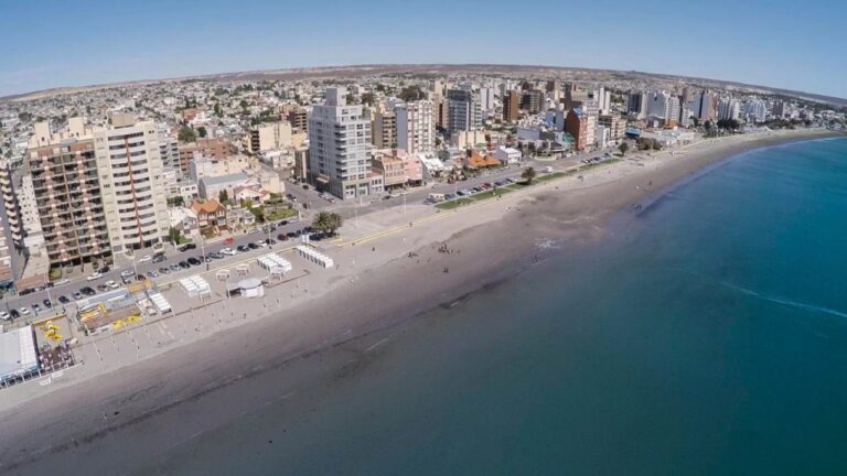 Mapa de Argentina destacando las ciudades de Puerto Madryn y Comodoro Rivadavia con iconos de sol y termómetro.