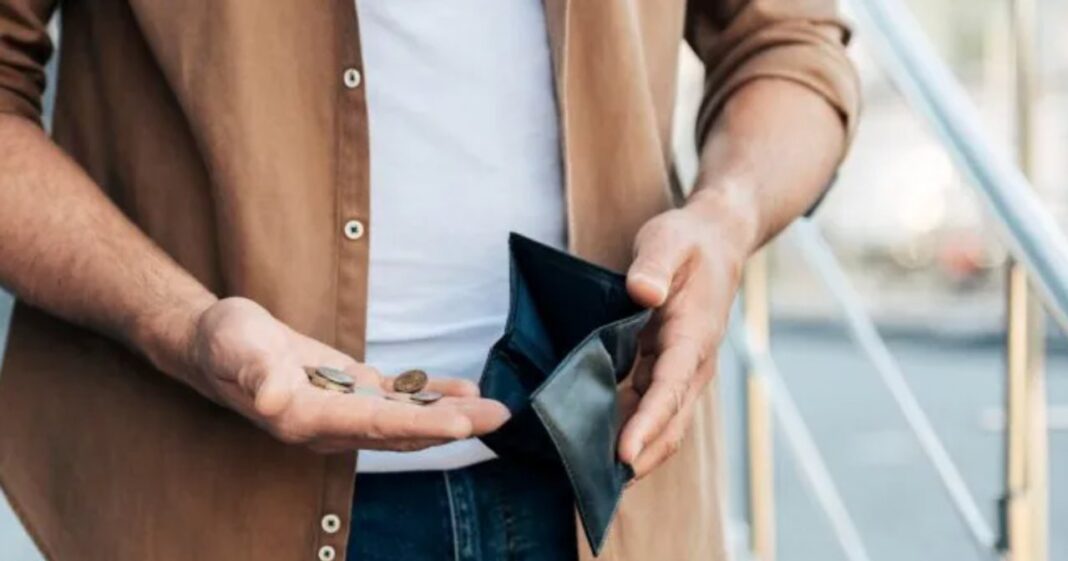 Persona manejando un auto con cartel de Uber en una calle de Chubut