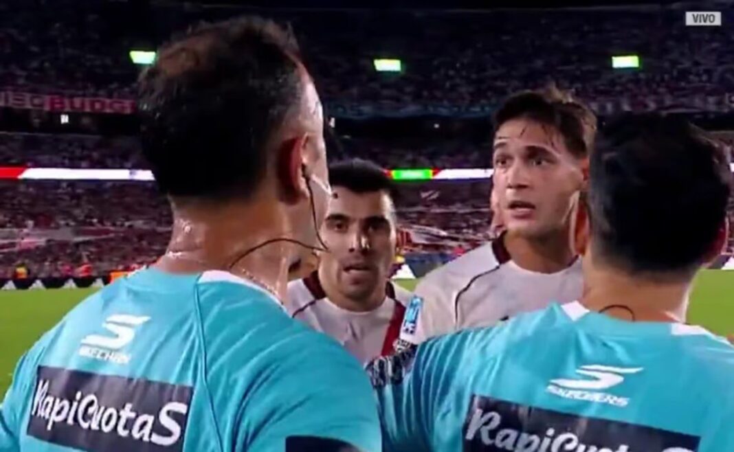 Jugadores de River Plate rodean al árbitro Darío Herrera reclamando una falta en el área durante el Superclásico contra Boca Juniors.