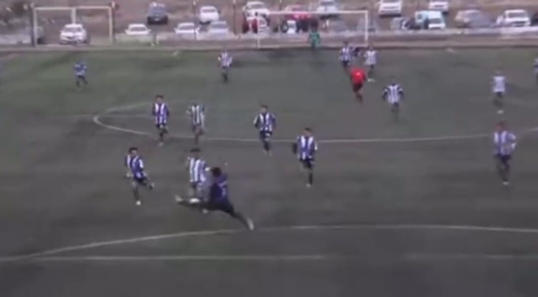 Jugadores de Ferro protestan ante el árbitro durante el partido contra Camioneros Patagónicos en Comodoro Rivadavia.