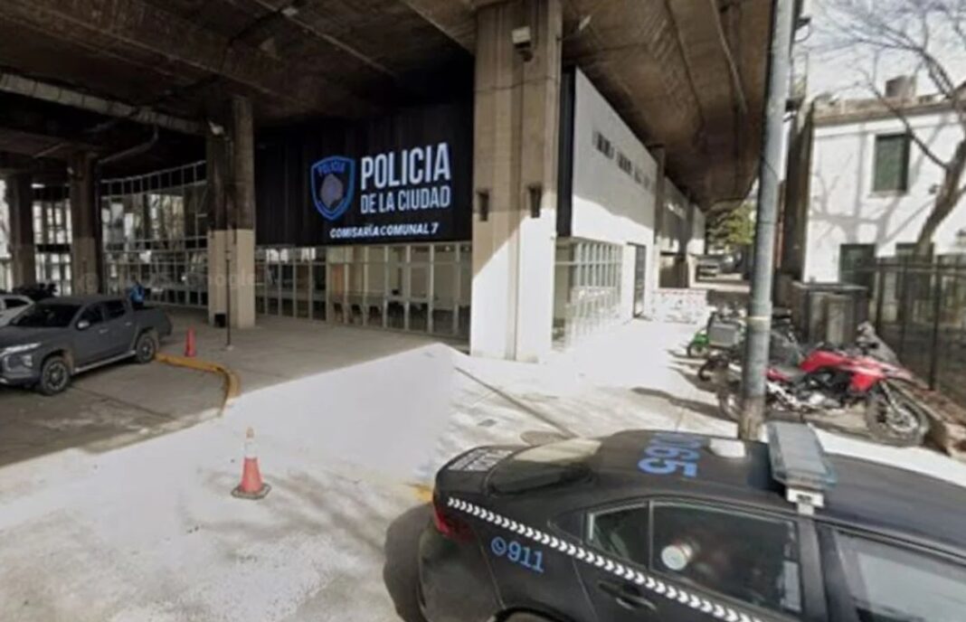 Cartel de señalización caído en la vía pública tras accidente en autopista 25 de Mayo