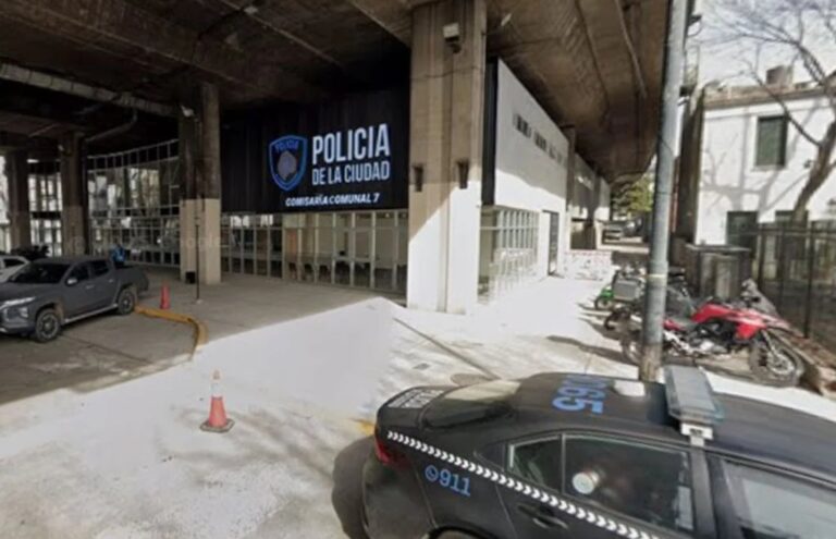Cartel de señalización caído en la vía pública tras accidente en autopista 25 de Mayo