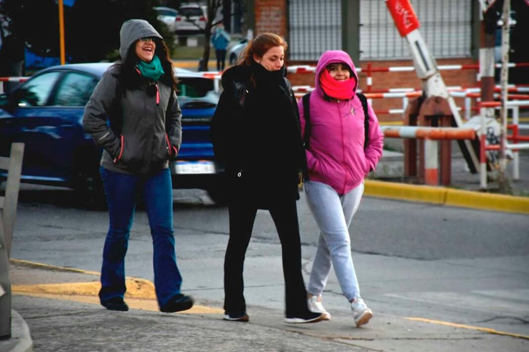 Mapa de la provincia de Neuquén con iconos de clima frío y termómetros marcando bajas temperaturas.