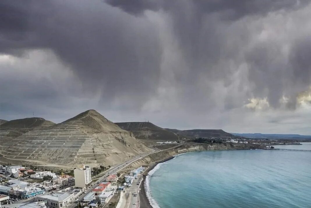 Mapa del tiempo o persona con paraguas en un día ventoso, representando el pronóstico para Chubut.