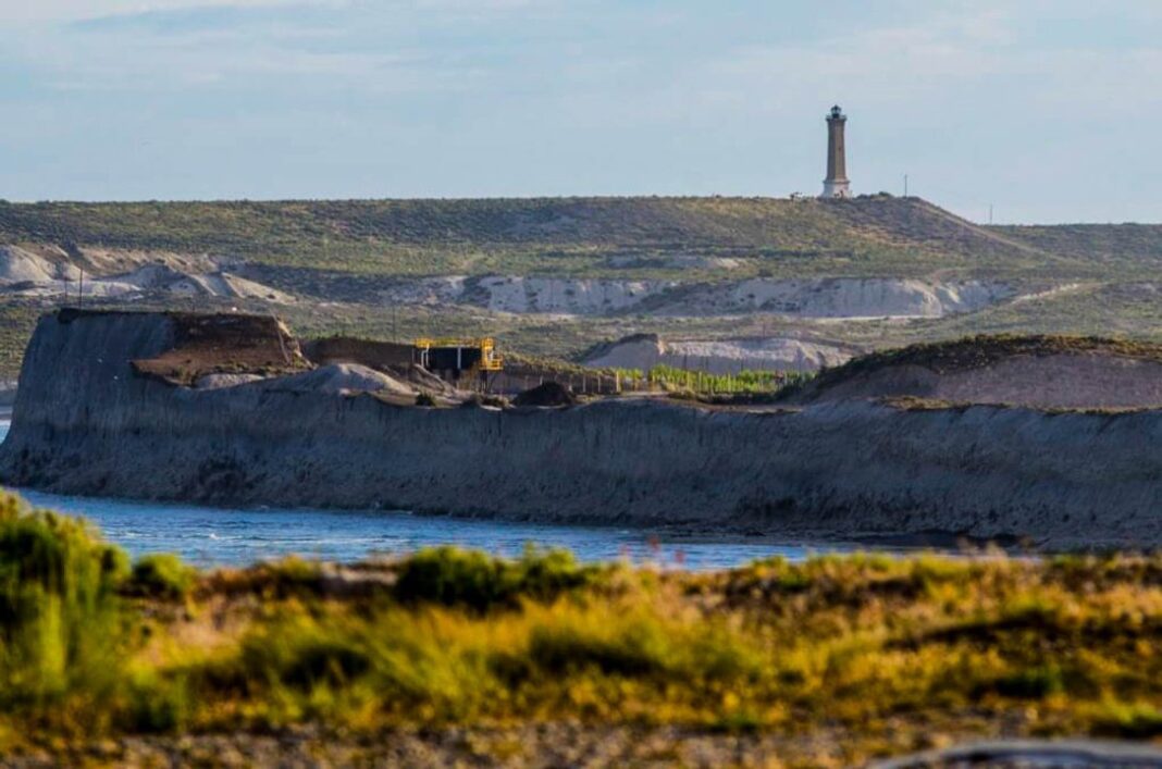 Ilustración de un cielo despejado sobre un paisaje característico de la costa de Chubut