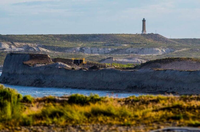 Ilustración de un cielo despejado sobre un paisaje característico de la costa de Chubut