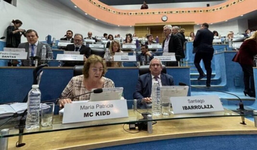 Ilustración de estudiantes en un aula de secundaria, representando el ámbito educativo.