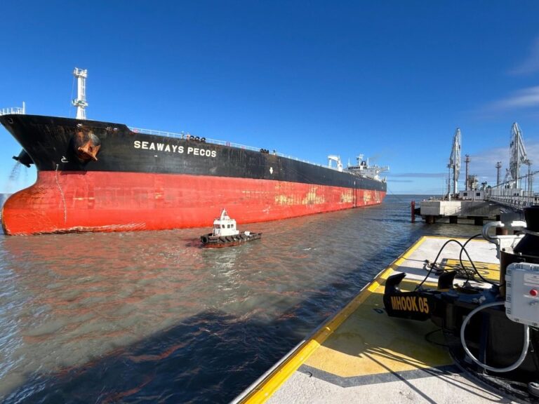 Buque tanque Maran Helios en Puerto Rosales cargando crudo de Vaca Muerta