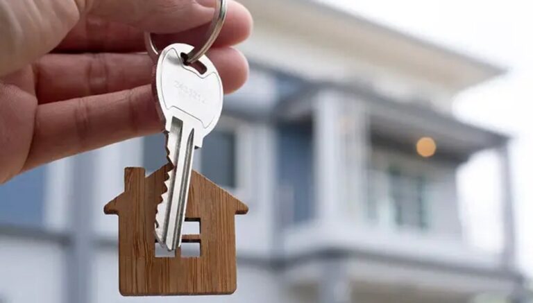 Persona calculando sueldo para crédito hipotecario Banco Nación