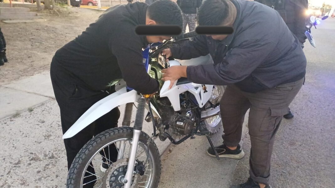 Operativo de seguridad en calle de Puerto Madryn con presencia policial