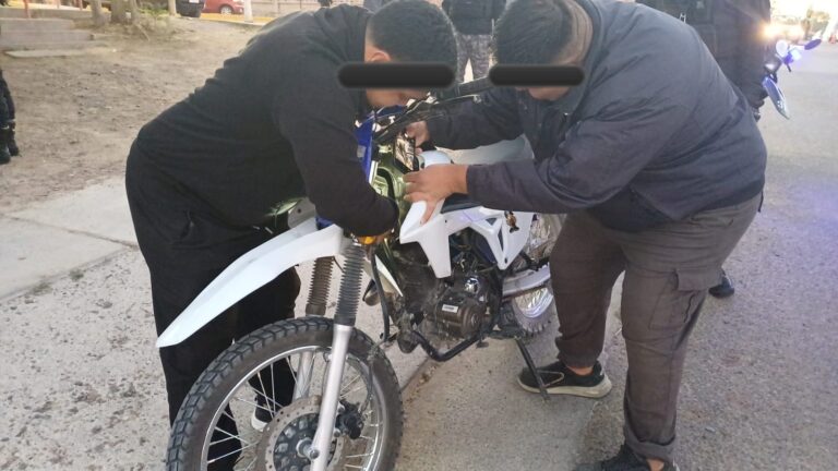Operativo de seguridad en calle de Puerto Madryn con presencia policial