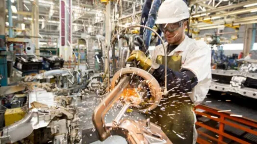 Personas en una oficina discutiendo sobre reforma laboral