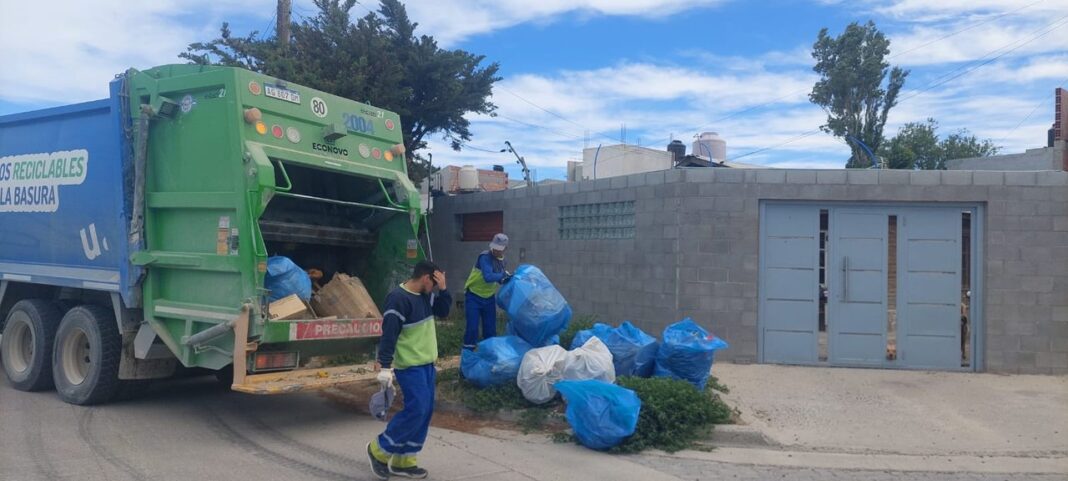 Operativo de limpieza de bocas de tormenta en Comodoro Rivadavia ante alerta por lluvias