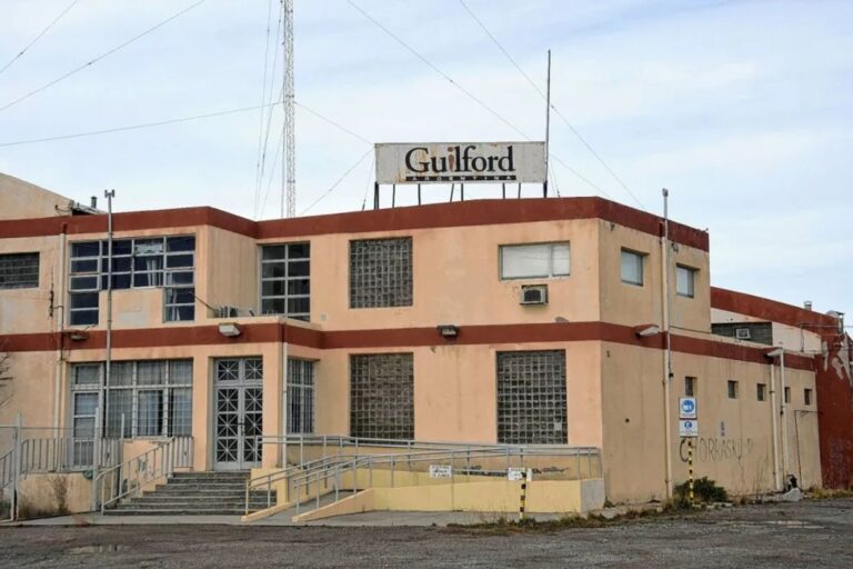 Ilustración de una casa con un martillo de remate, representando la subasta judicial en Comodoro Rivadavia.