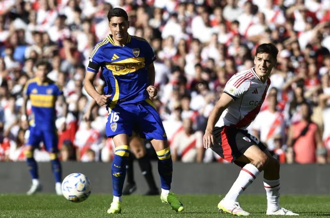 Los escudos de River Plate y Boca Juniors enfrentados, representando el Superclásico del fútbol argentino.
