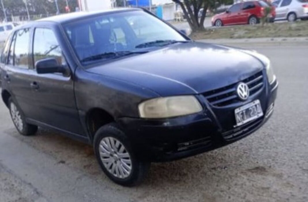 Ilustración de un automóvil con un signo de alerta, representando el robo de vehículos.