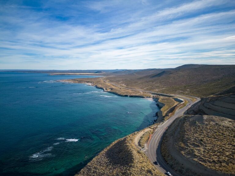 Vista panorámica de la Ruta Nacional 3 bordeando la costa patagónica en la provincia de Chubut