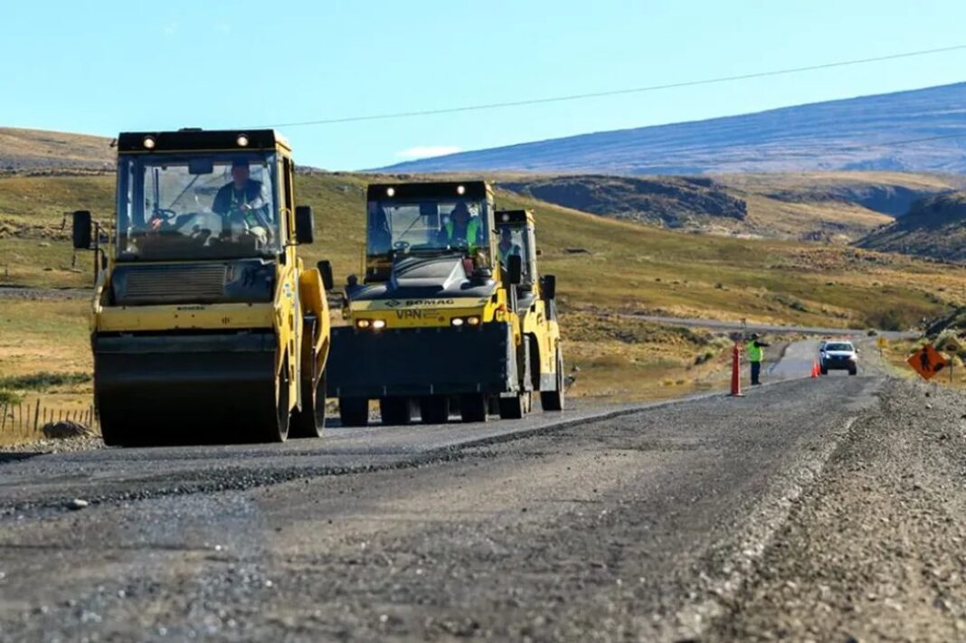 Vista de una ruta neuquina con montañas de fondo
