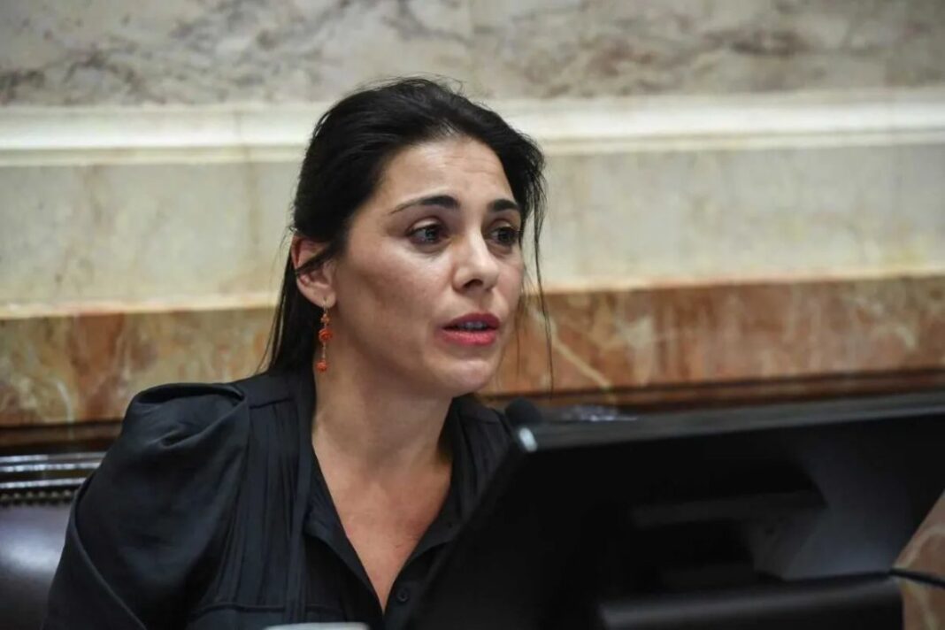 Gráfico ilustrativo de banderas y monedas representando los salarios diplomáticos en el exterior