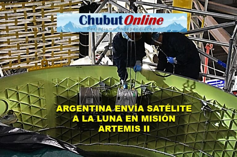 Representación artística del microsatélite argentino ATENEA en el espacio