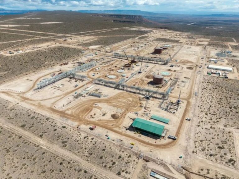 Ilustración de una plataforma petrolera en la formación Vaca Muerta, Neuquén.