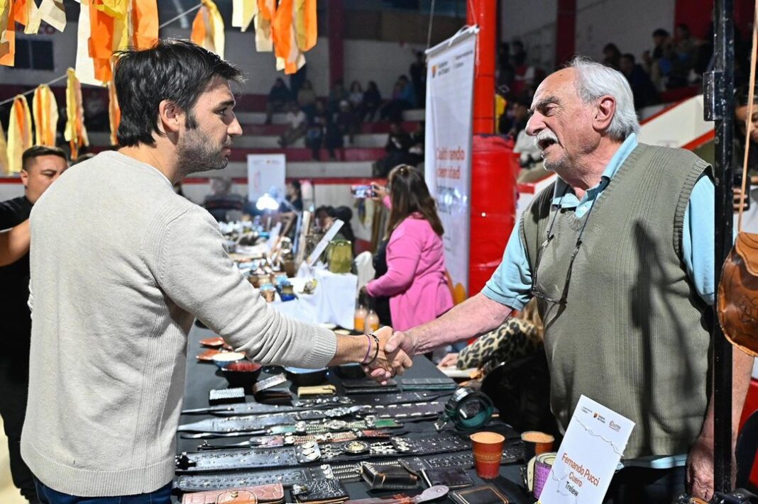 Multitud participando del sorteo número mil del Telebingo Chubutense en el gimnasio del Club Racing de Trelew.