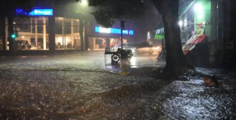 Imagen referencial de calles anegadas y tormenta en el norte argentino.