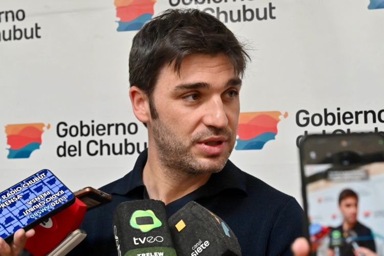 Gobernador Ignacio Torres durante anuncio de cambios en el Gabinete provincial