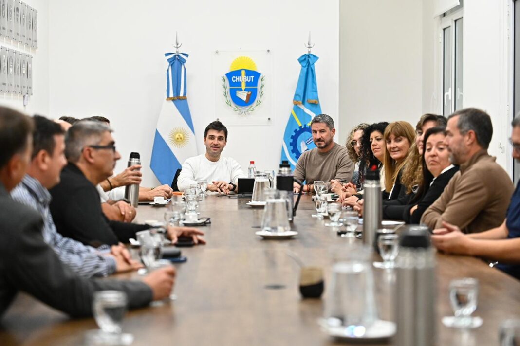Reunión de trabajo entre autoridades provinciales, municipales y empresarios en la Casa de Gobierno de Chubut