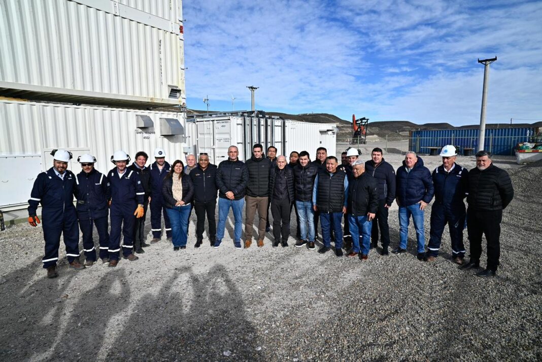 Gobernador Ignacio Torres recorriendo la planta de PECOM en El Trébol