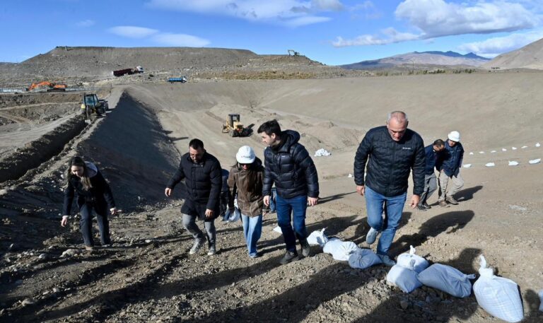 Gobernador Torres e intendente Taccetta recorriendo la obra del nuevo módulo de la Planta de Tratamiento de Residuos Sólidos Urbanos de Esquel