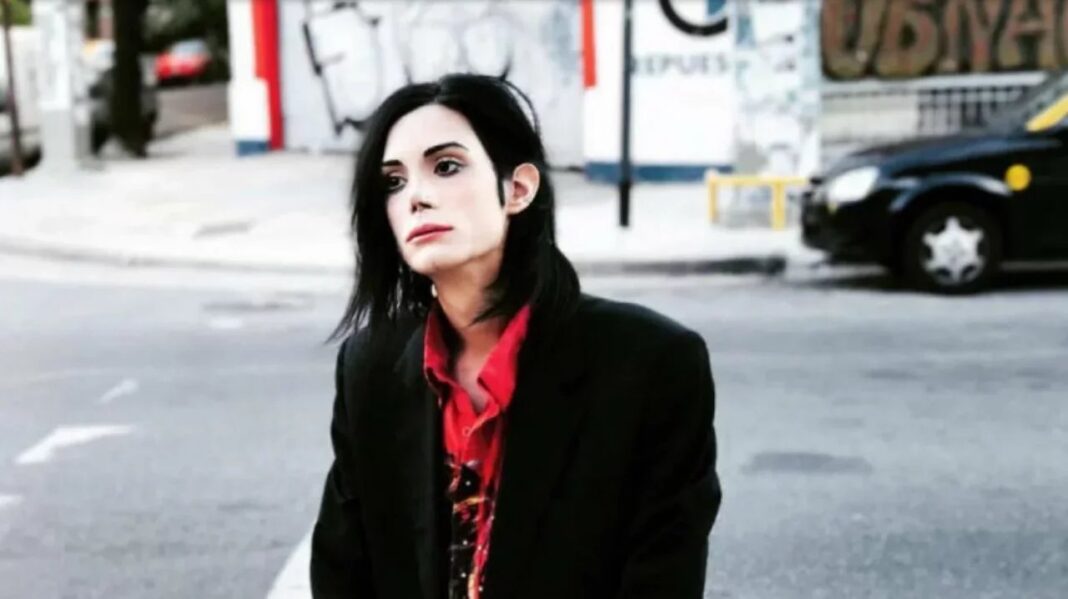 Ilustración de una balanza de la justicia frente a un tribunal.