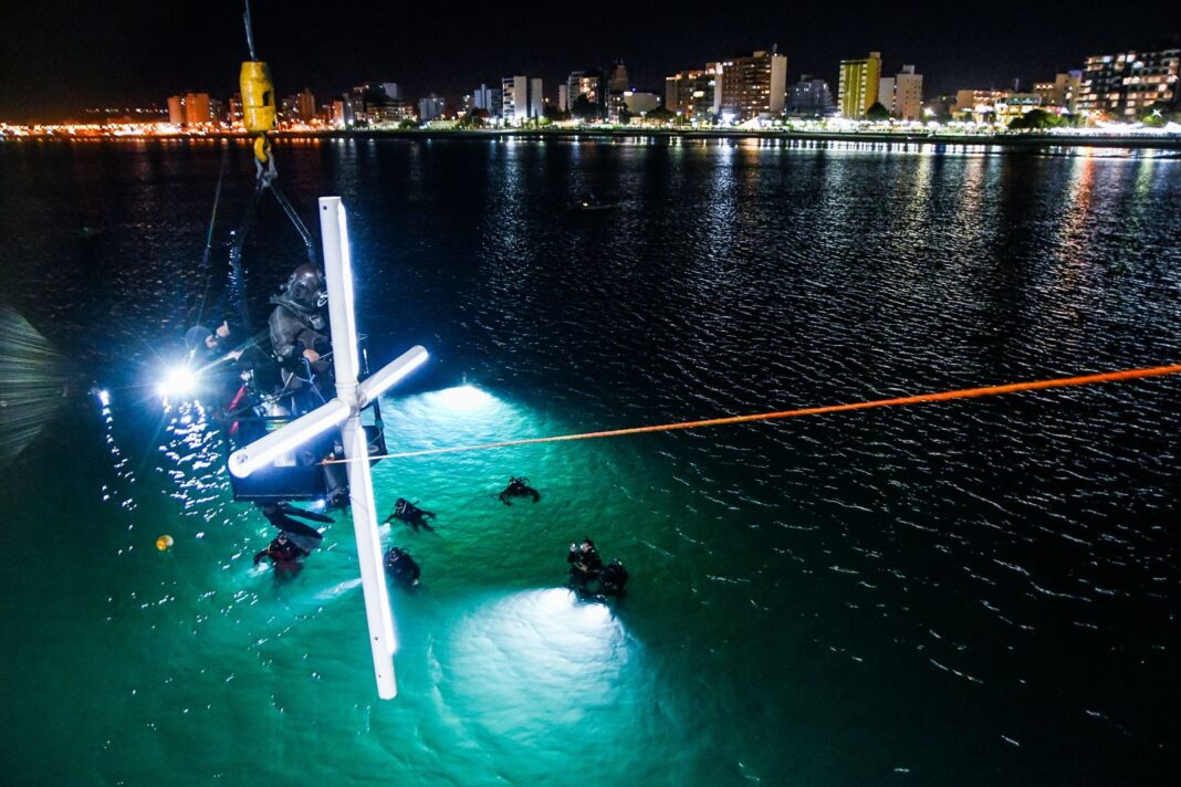 Buzos participando en el Vía Crucis Submarino en las aguas del Golfo Nuevo, Puerto Madryn.