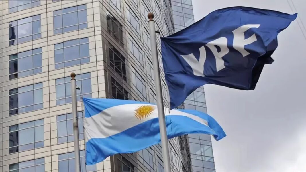 Logotipo de YPF con gráficos financieros de fondo representando una emisión de deuda.