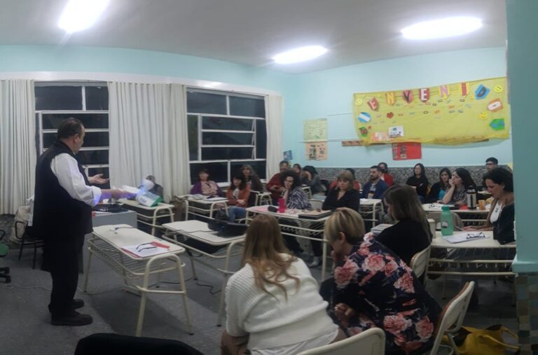 Docentes y estudiantes del Instituto Superior de Formación Docente 802 de Comodoro Rivadavia en manifestación