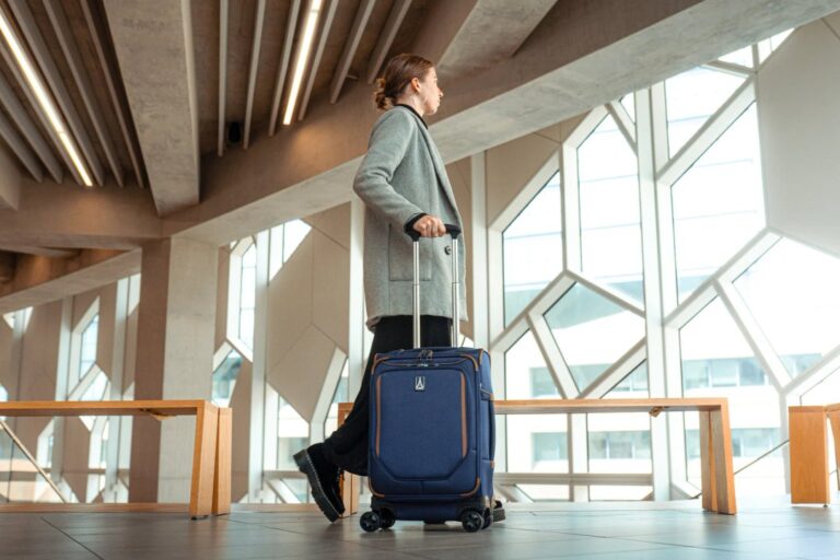 Pasajero con equipaje de mano en aeropuerto de Aerolíneas Argentinas