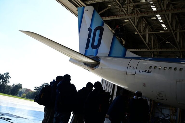 Avión temático de Aerolíneas Argentinas con diseño de la Selección argentina en hangar de Ezeiza