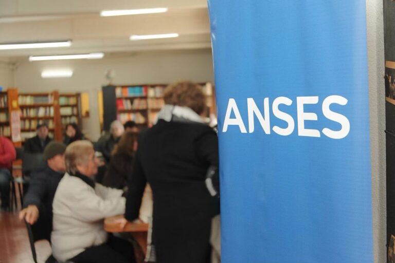 Logo de ANSES en un cartel