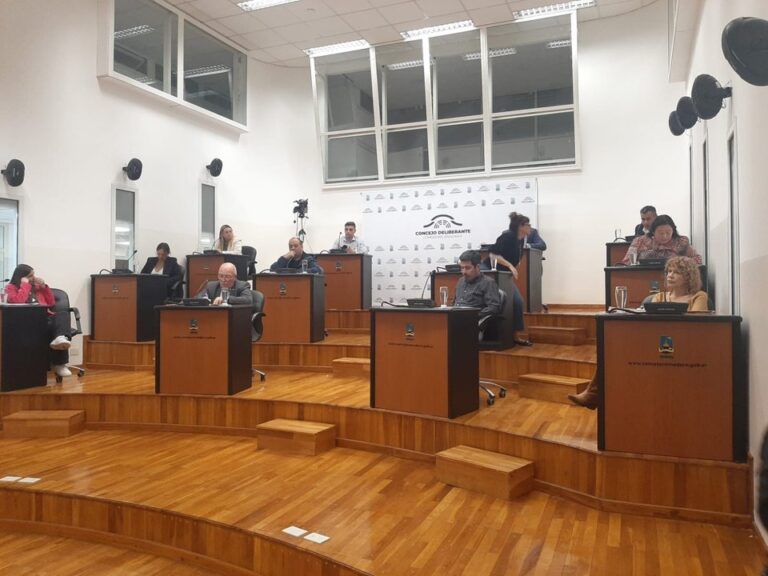 Concejales de Arriba Chubut en sesión legislativa