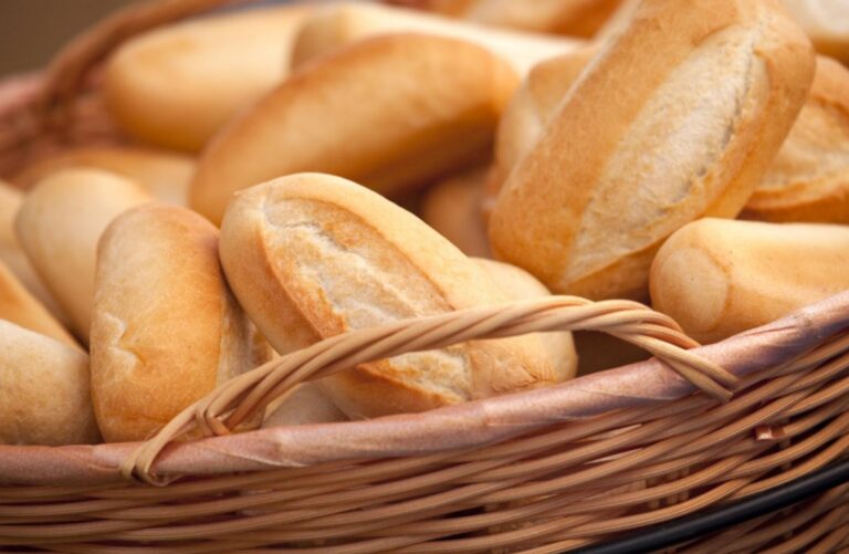 Panadería de Comodoro Rivadavia con estantes de pan y facturas