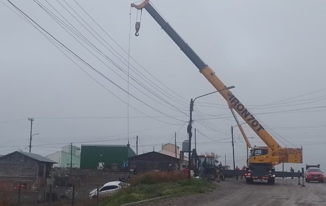 Auto despistado al borde de un desnivel en Puerto Deseado, Santa Cruz